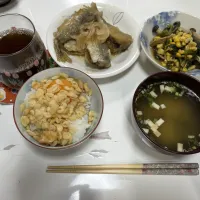 晩御飯☆ほうれん草のソテー（しめじ・コーン）☆鯵の南蛮漬け☆インスタント味噌汁☆卵かけご飯|Saharaさん