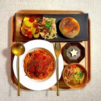 茄子とベーコンのトマトパスタのおぼんごはん| すずさん