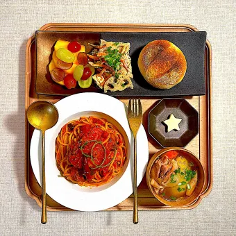 Snapdishの人気料理写真:茄子とベーコンのトマトパスタのおぼんごはん