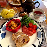 ドライフルーツとナッツのハードブレッドでモーニングプレート