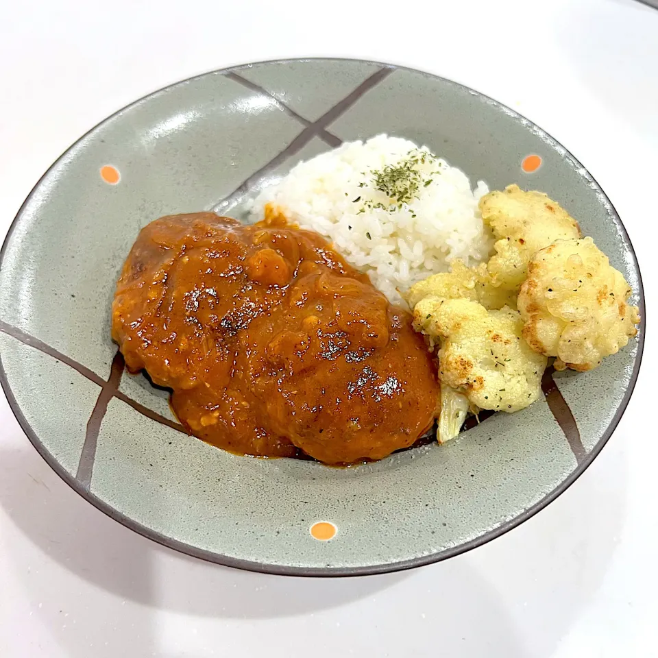 煮込みハンバーグとカリフラワーのフリット|たーたさん