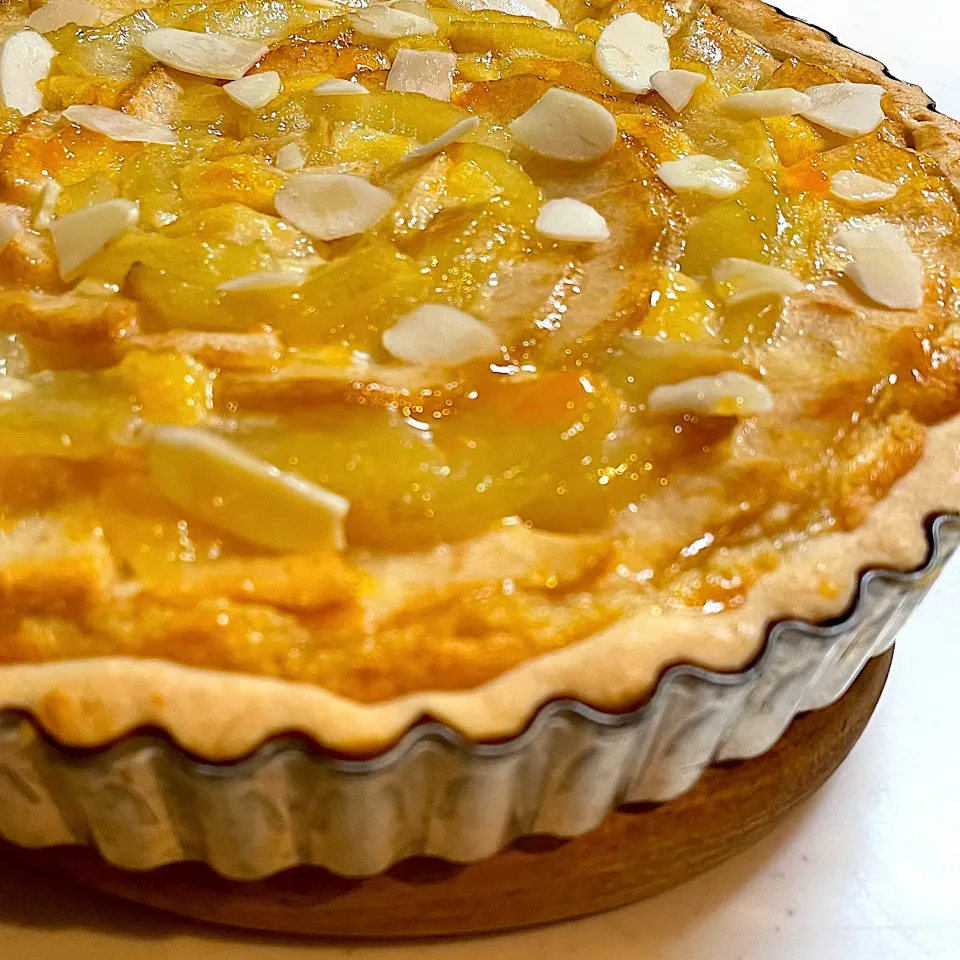 洋梨のタルト(カット前)🍐|DKさん