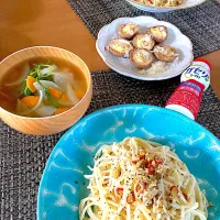 ひよこ豆のパスタでペペロンチーノ🌶️、椎茸マヨグリル、ルッコラのスープ、ヨーグルトドリンク。|さくたえさん