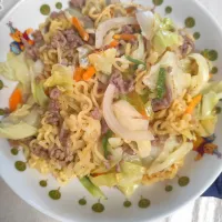 きつねさんのお料理サリ麺で煮込みラーメンを参考に、サリ麺で焼きそば