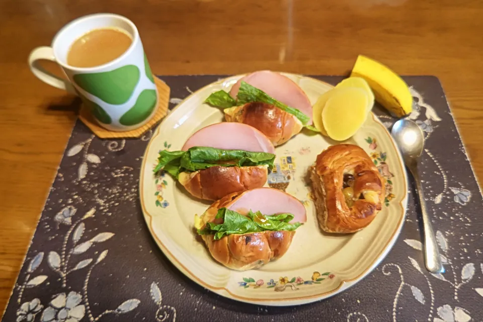レーズンロールパントーストサンドイッチ、豆パン、沢庵、ホットコーヒー、バナナ(朝ご飯)|enarinさん