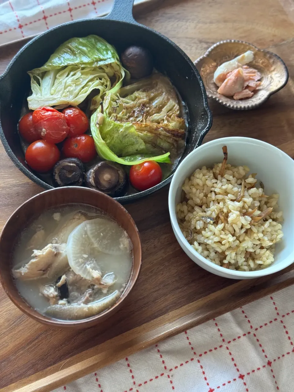 新生姜の佃煮で、混ぜご飯　鰤のアラ汁　牡蠣油の野菜焼き　サーモンのほぐしたやつ|チイホ✨さん