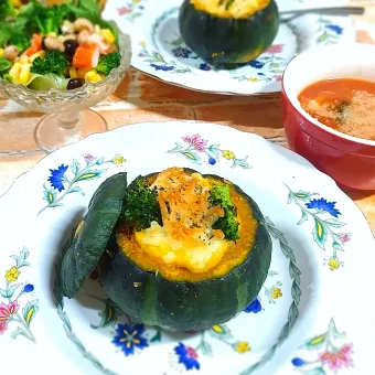 Snapdishの人気料理写真:坊っちゃんかぼちゃで丸ごとかぼちゃグラタン