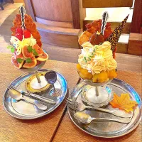 いちじくのパフェ(わたし)とモンブランパフェ(ナビ)＠リオン菓子店