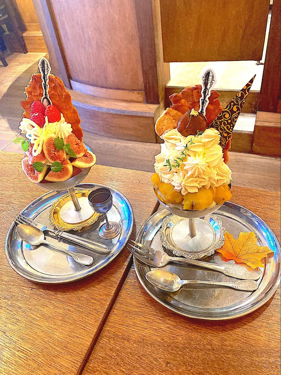 いちじくのパフェ(わたし)とモンブランパフェ(ナビ)＠リオン菓子店|はやとさん