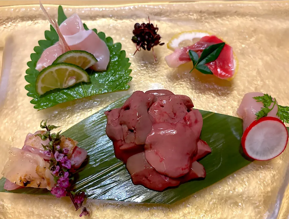 ②11月14日・［焼鳥コース］・鶏刺し盛合せ😊✨（熟成レバーが最高❣️）|山勝さん