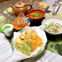 grandmaの晩ごはん☆ 今夜は野菜の天ぷら、先日の秋刀魚の有馬煮と大根菜のご飯とお味噌汁で…豆畑のシュークリームは差し入れです
頂きます|kaoriさん