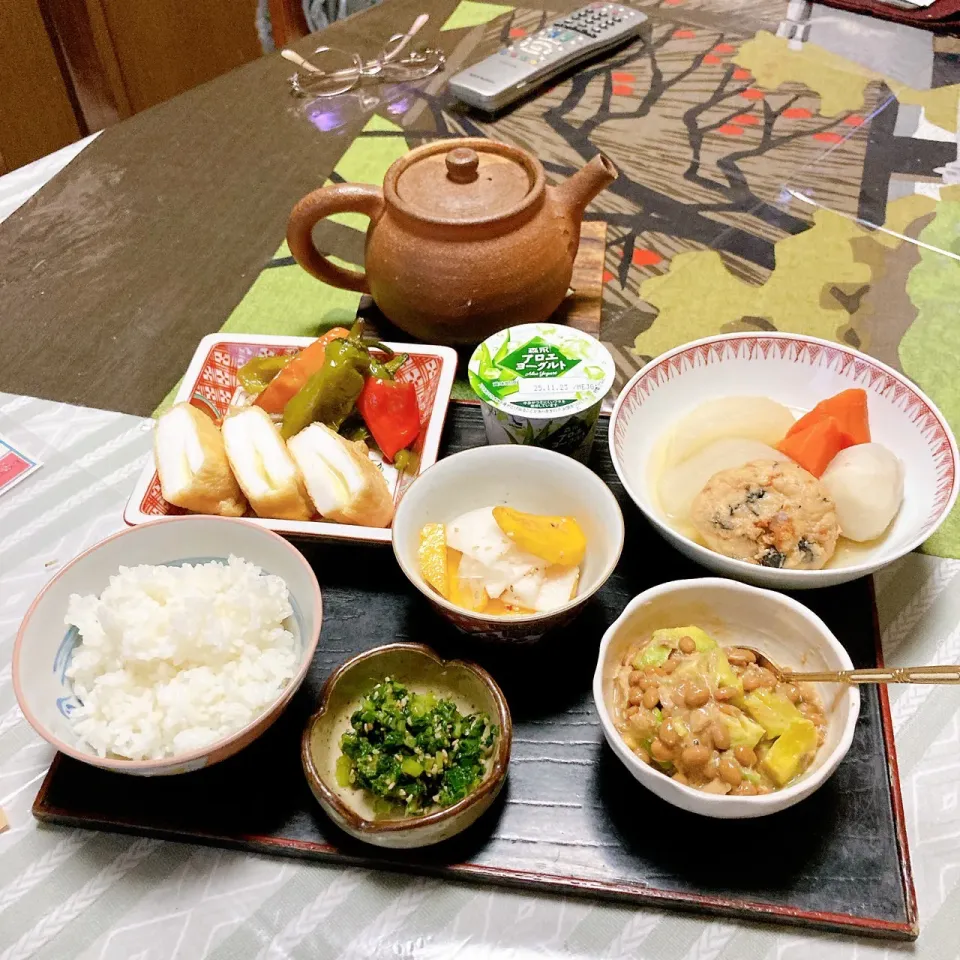 grandmaの晩ごはん☆ 今夜は大根のアッサリ煮、万願寺の煮浸し、大根と柿の和え物、納豆は
鯖の水煮とアボカド🥑入り、
はんぺんにチーズを挟んで油揚げに入れてトースターで焼いてポン酢を…
頂きます|kaoriさん