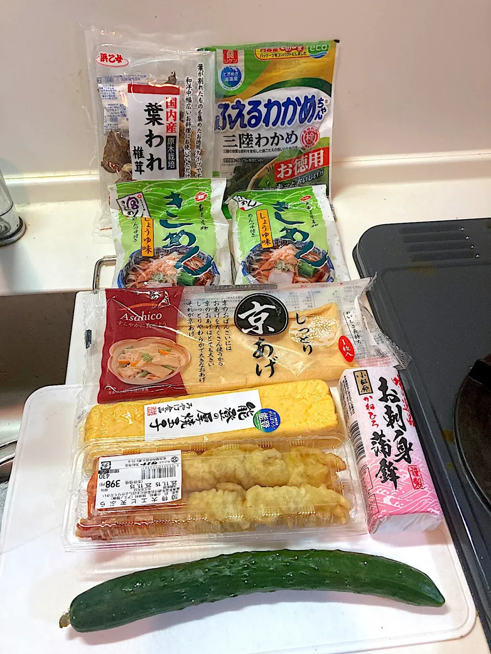 今日の晩ご飯①  今日は昼ご飯に鰻重、おやつにパフェを食べ、ややfed up気味なので晩ご飯は軽めにきしめんをいただきます。袋入り宮きしめんは三越のデパ地下で、各種具材はスーパー「サノヤ」さんで買ったものとうちの食品棚にあったものです。海老天は余計だったかなあ💦|なびさん