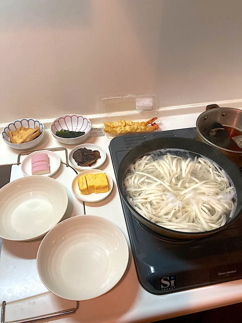 今日の晩ご飯⑦  各種具材と丼はきしめんが茹で上がるのを待って待機中|なびさん