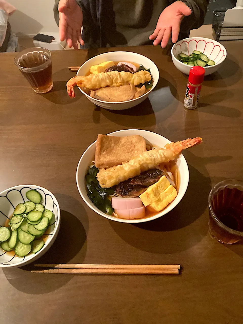 今日の晩ご飯⑨  具沢山の宮きしめんをテーブルにサーブし、甘酢きゅうりとともにいただきまーす😋|なびさん