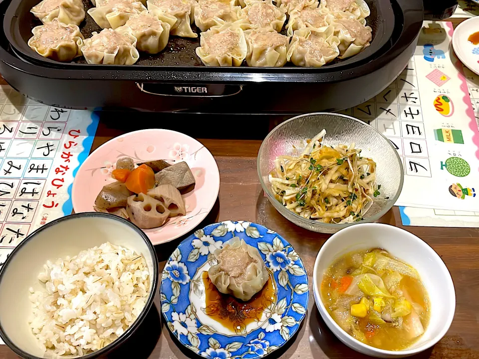 ホットプレートで焼きシュウマイ　ちゃんぽん鍋の残りスープ　大根の鰹節サラダ　煮物|おさむん17さん