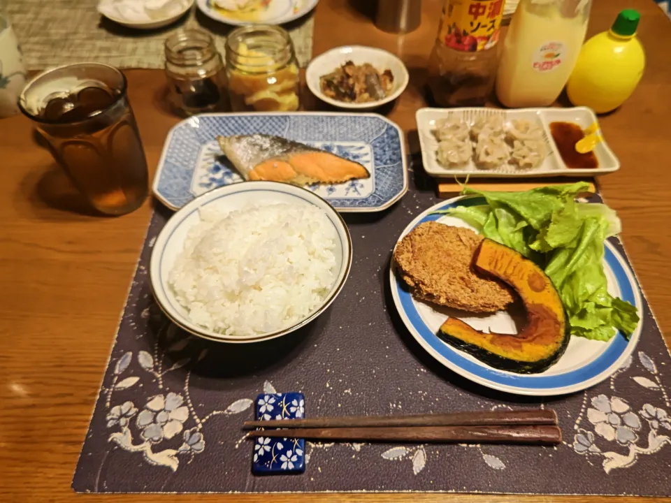 ご飯、薄切りかぼちゃの素揚げ、レタス、葉唐辛子の佃煮、九州沢庵、おでんの残り、烏龍茶、銀鮭塩焼、コロッケ、焼売、チーズワッフル(夕飯)|enarinさん