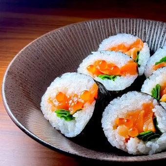 Snapdishの人気料理写真:💫レシピ💫サーモンいくら親子巻き