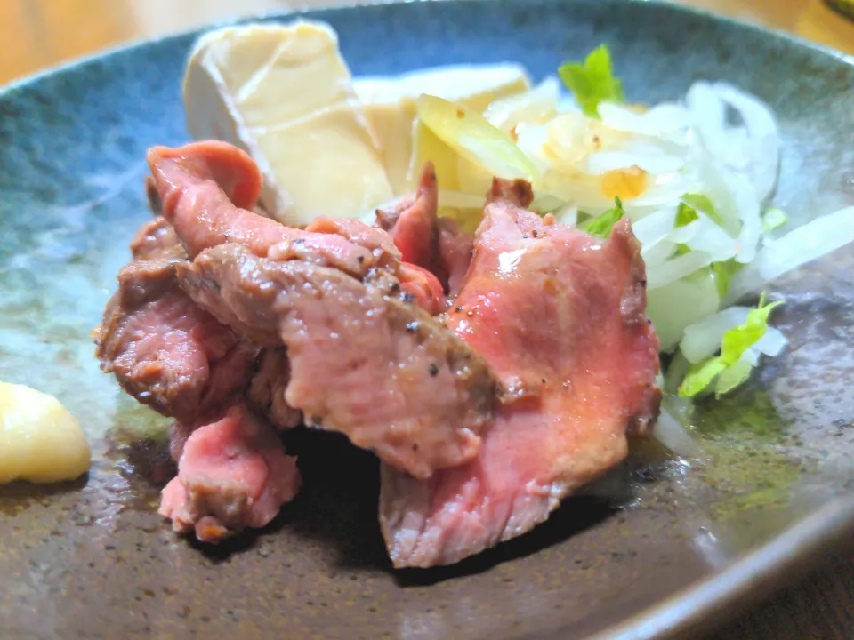 本日のおつまみ✨ローストビーフ|こむぎさん