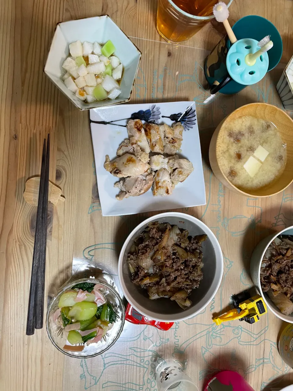 鶏もも塩麹炒め　牛肉とごぼうの時雨煮　なめこと豆腐の味噌汁　チンゲンサイとハムの中華サラダ|週末だけ料理おっさんさん