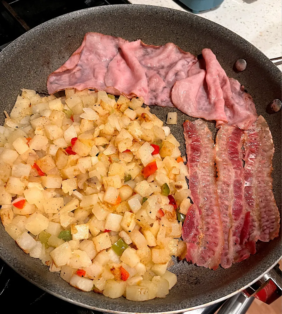 Fried potatoes w/ onions & peppers, ham, & bacon🥓|🌺IAnneさん