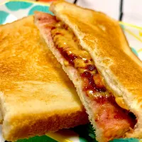 Crispy and gooey delight, grilled peanut butter and jelly sandwich|gonbenさん