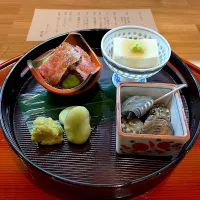 前菜　胡麻豆腐、ながらみ、天豆、静岡県産牛ローストビーフ、蕗味噌|こいちさん