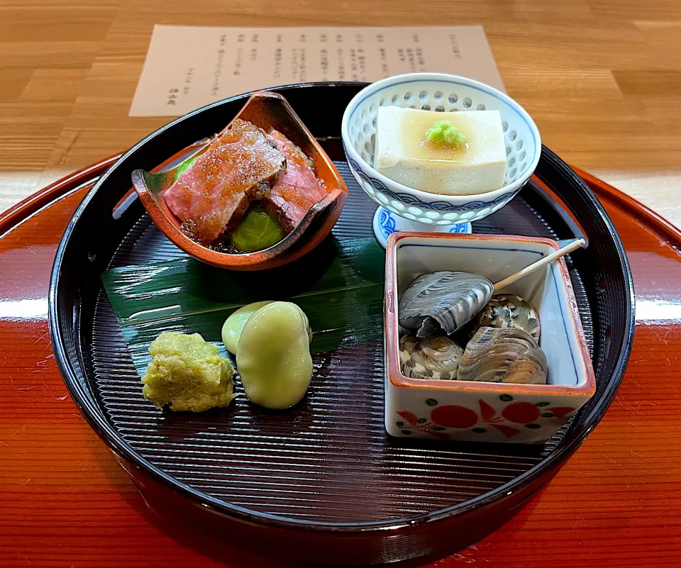 前菜　胡麻豆腐、ながらみ、天豆、静岡県産牛ローストビーフ、蕗味噌|こいちさん