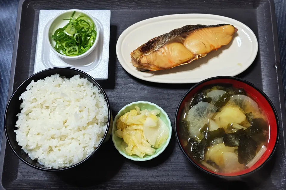 今日の朝ごはん（ごはんは高知県産コシヒカリ、焼鮭（秋鮭）、納豆、かぶとじゃがいもとわかめのみそ汁、白菜漬）|Mars＠釜飯作り研究中さん