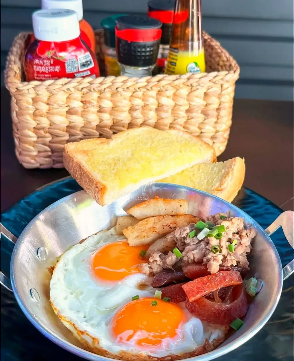 Yummy Brekkie w/ Pan-fried Eggs w/ Toppings aka Kai Krata 🍳🥓🤤|An'leeさん