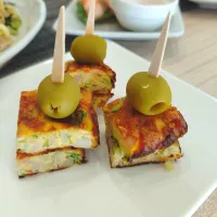 スパニッシュオムレツとオリーブのピンチョス|あゆみ│ハレシピさん