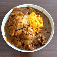 納豆、チーズ、たまごトッピングカツカレー（ゴールデンカレー＋こくまろ）|dashi menjiroさん