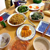 チキンのドライカレー、目玉焼き、ロースとんかつ、温野菜、ほうれん草とベーコンのソテー、キムチ、さつまいもの甘煮。