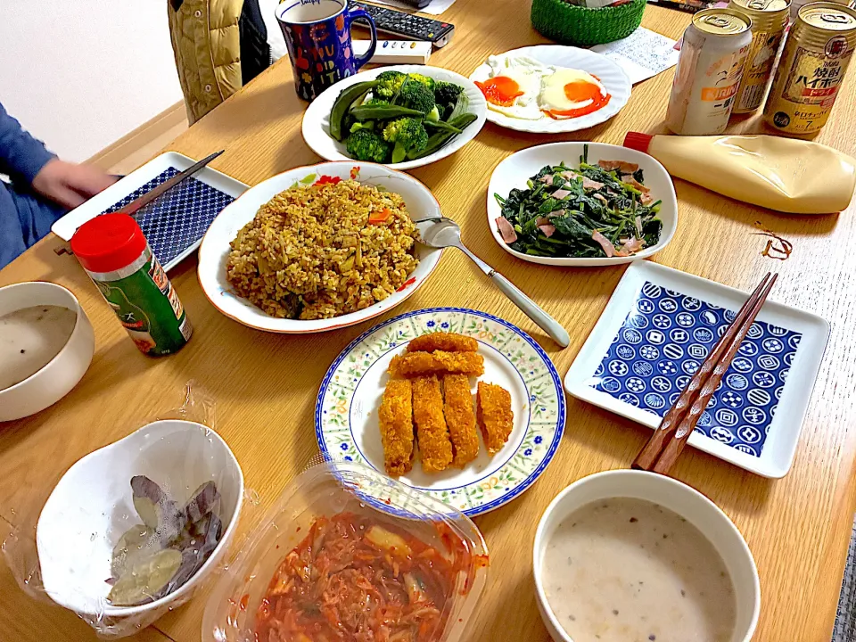チキンのドライカレー、目玉焼き、ロースとんかつ、温野菜、ほうれん草とベーコンのソテー、キムチ、さつまいもの甘煮。|くろーぶやんさん