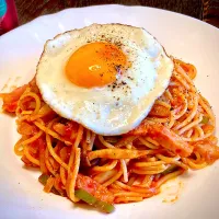 麺好きランチは                                                         「ナポリタン・目玉オン」