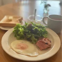 11/16の朝食　目玉焼きとベーコン|yoneさん