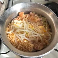 二郎系チキンラーメン　
(鶏肉唐揚げ、もやし、卵)
ボリューム出せば良いっていう
#チキンラーメンアレンジ|おたこすさん