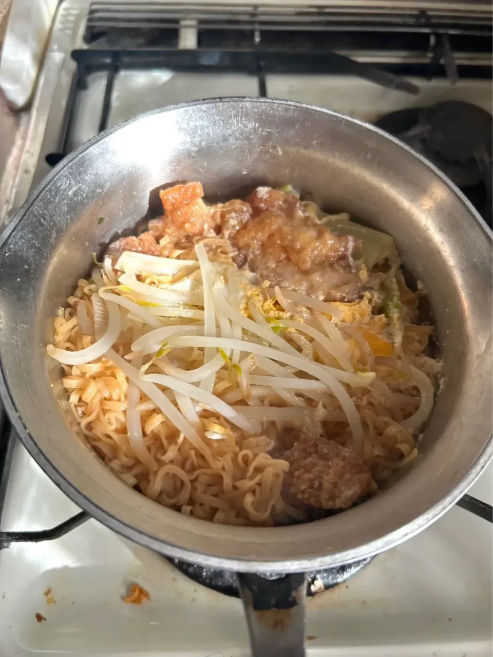 二郎系チキンラーメン　
(鶏肉唐揚げ、もやし、卵)
ボリューム出せば良いっていう
#チキンラーメンアレンジ|おたこすさん