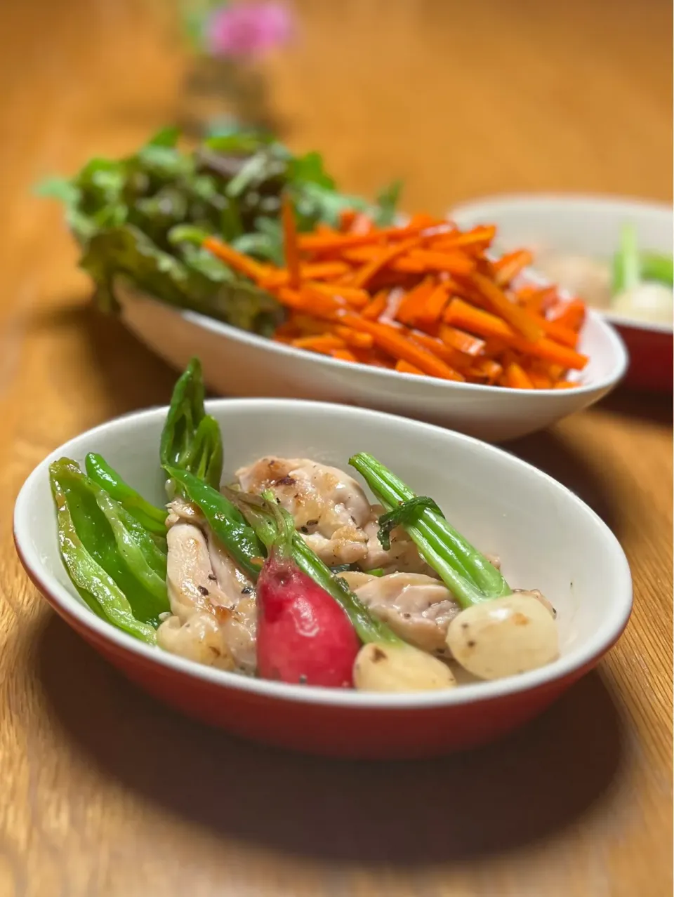 11/16の夕食　鶏野菜塩炒めとニンジンのサラダ|yoneさん