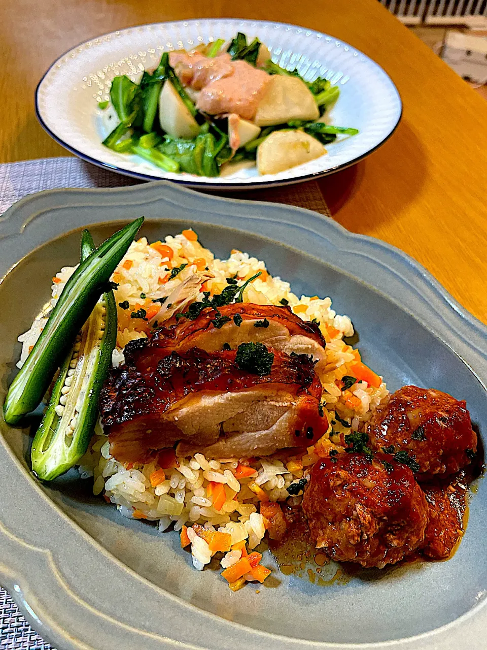 にんじんとツナのピラフ、グリルドチキンとミートボール添え|Mikaさん