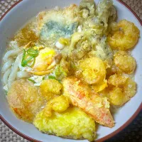 牛卵天ぷらうどん| すくらんぶるえっぐさん