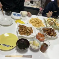 晩御飯☆わかめスープ☆さつま芋ご飯☆サラダ☆鶏皮パリパリ☆ヒレカツ☆フライドポテト| Saharaさん