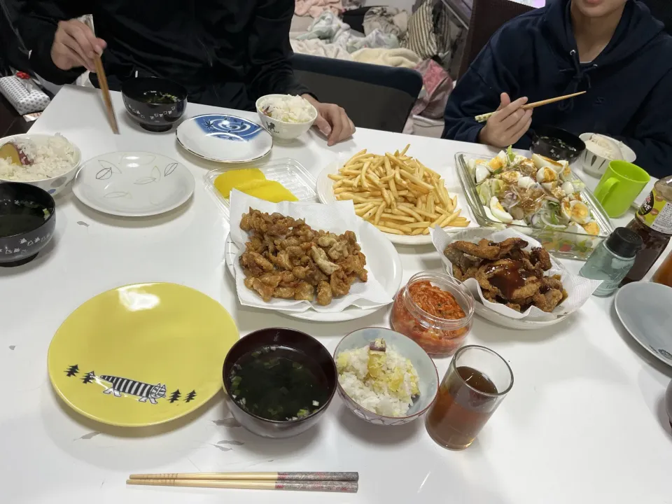 晩御飯☆わかめスープ☆さつま芋ご飯☆サラダ☆鶏皮パリパリ☆ヒレカツ☆フライドポテト|Saharaさん