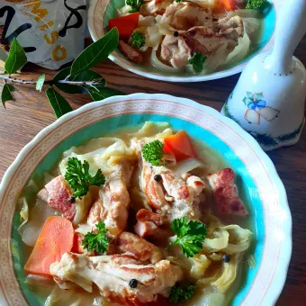 Snapdishの人気料理写真:つぶみそでキャベツと鶏手羽元の煮込み