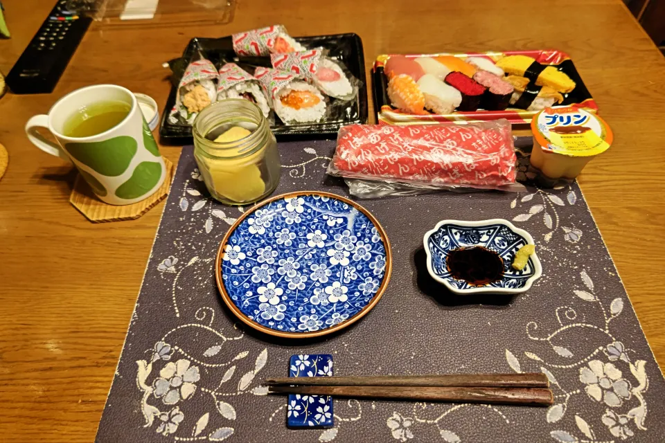 九州沢庵、熱い日本茶、手巻き寿司、握り寿司、オギノパンのあげぱん、三連プリン(夕飯)|enarinさん