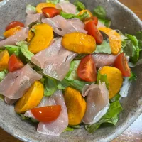 柿と生ハムのサラダ|さんだーさん