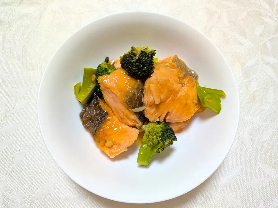 11/16の夕食　銀鮭とブロッコリーの黒酢あん|卯月さん
