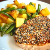 Pepper-Crusted Tuna Steak with Roasted Potatoes and Green Beans|Laki Maikaʻiさん