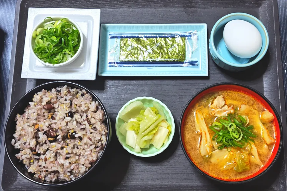 今日の朝ごはん（十六穀ごはんに生卵、味付けのり、納豆、鶏肉と白菜と白舞茸のピリ辛みそ汁、白菜漬）|Mars＠釜飯作り研究中さん