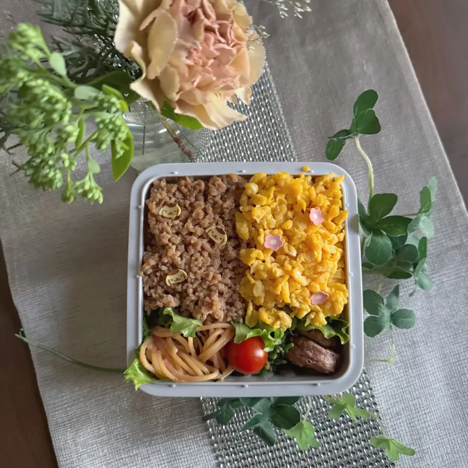 11/17❤︎主人のニ色そぼろ弁当🌱

＊ 鶏そぼろ
＊ たまごそぼろ
＊ たらこパスタ
＊ さつまいも天ぷら
＊ ほうれん草の生姜胡麻和え|Makinsさん